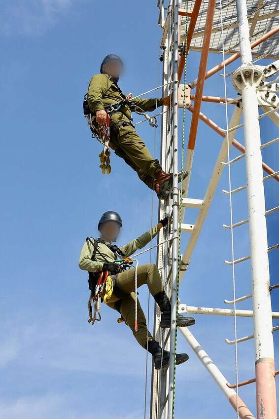 נפגשים בשטח. י' ו-א' // צילום: אורן כהן